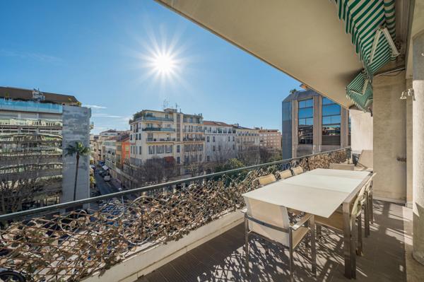 Appartement lumineux, plein centre