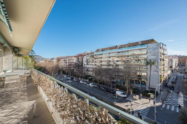 Appartement lumineux, plein centre