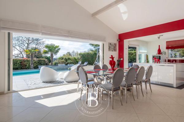 Saint-Genis-Laval, Maison 5 Chambres -  270 m² à vendre