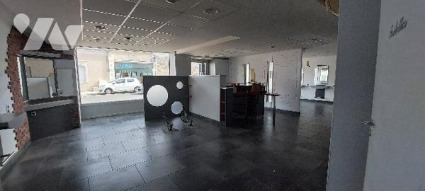 SAINT BARTHELEMY D'ANOU / LOCAL COMMERCIAL 110 M²