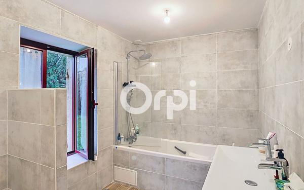 Maison à louer    6 pièces •  Château-l'Évêque