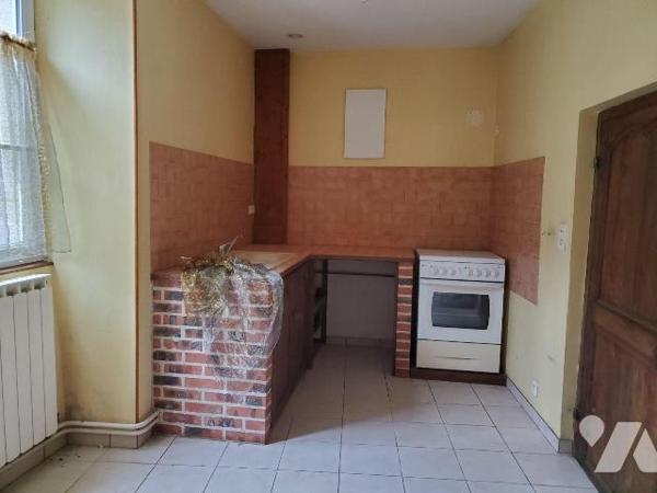 Ensemble immobilier situé dans le bourg d'AHUN, construit en pierres et couvert en petites tuil...