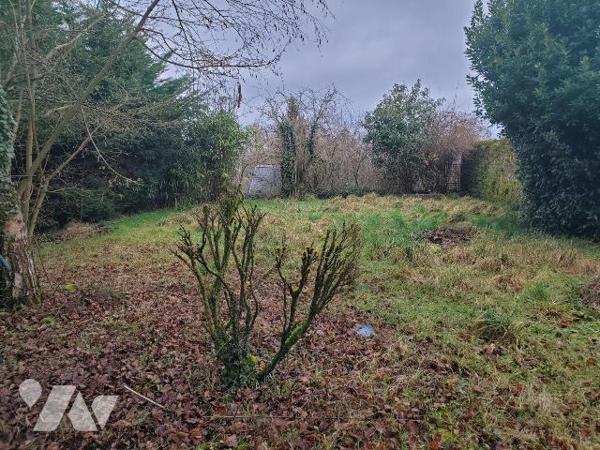 Ensemble immobilier situé dans le bourg d'AHUN, construit en pierres et couvert en petites tuil...