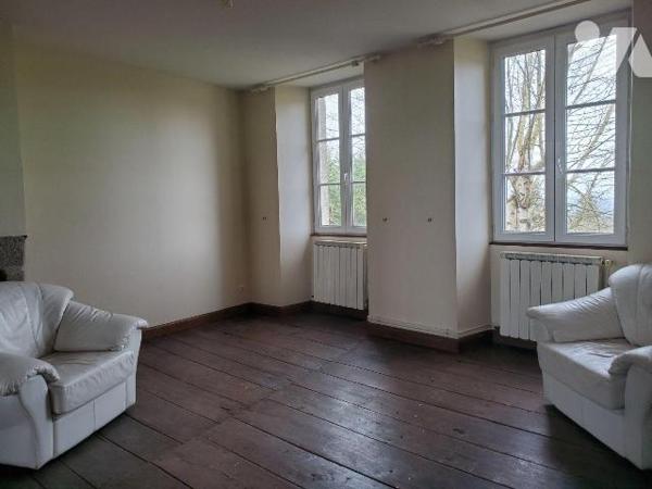 Ensemble immobilier situé dans le bourg d'AHUN, construit en pierres et couvert en petites tuil...