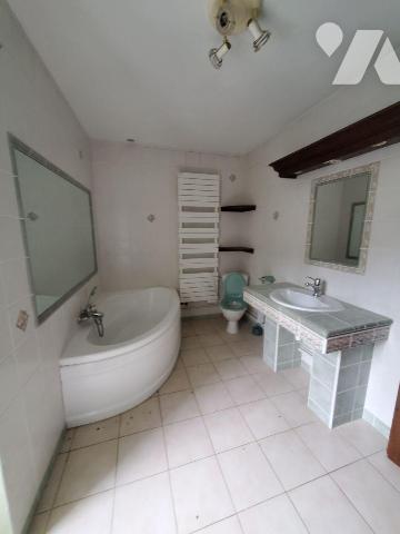 Ensemble immobilier situé dans le bourg d'AHUN, construit en pierres et couvert en petites tuil...