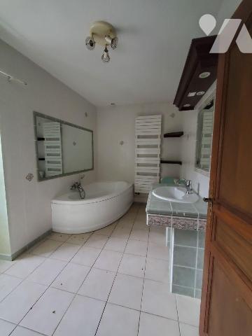 Ensemble immobilier situé dans le bourg d'AHUN, construit en pierres et couvert en petites tuil...