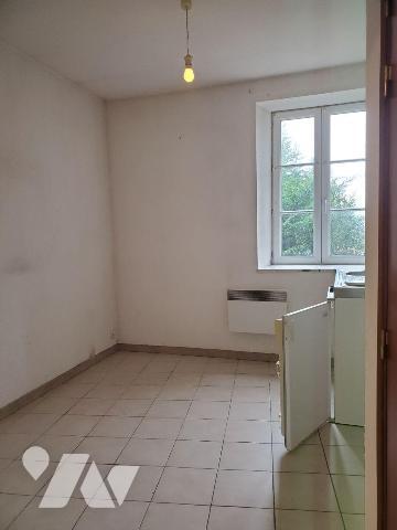 Ensemble immobilier situé dans le bourg d'AHUN, construit en pierres et couvert en petites tuil...
