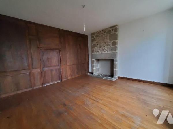 Ensemble immobilier situé dans le bourg d'AHUN, construit en pierres et couvert en petites tuil...
