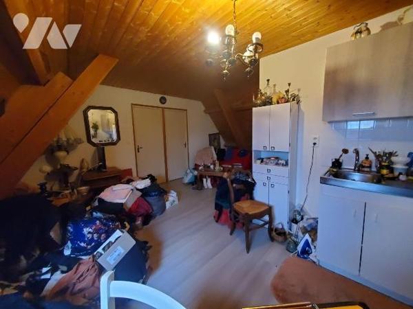 Ensemble immobilier situé dans le bourg d'AHUN, construit en pierres et couvert en petites tuil...