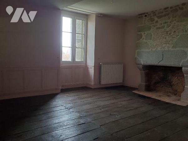 Ensemble immobilier situé dans le bourg d'AHUN, construit en pierres et couvert en petites tuil...