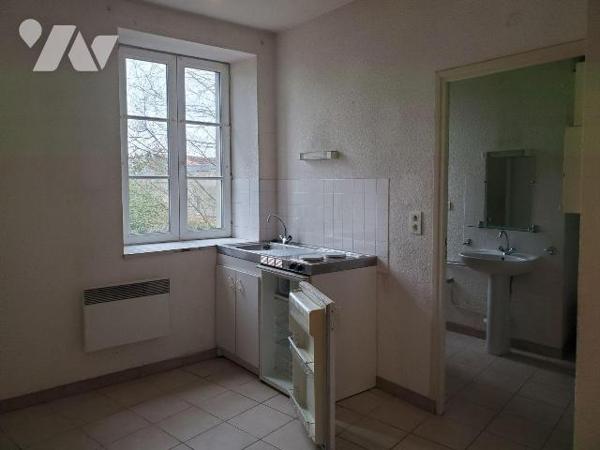 Ensemble immobilier situé dans le bourg d'AHUN, construit en pierres et couvert en petites tuil...