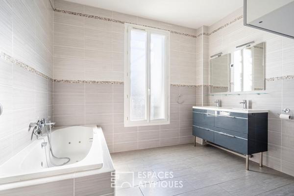 Meulière de caractère avec jardin et terrasse