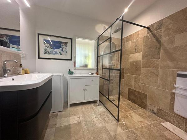 Bastide rénovée dans domaine privé avec piscine et tennis