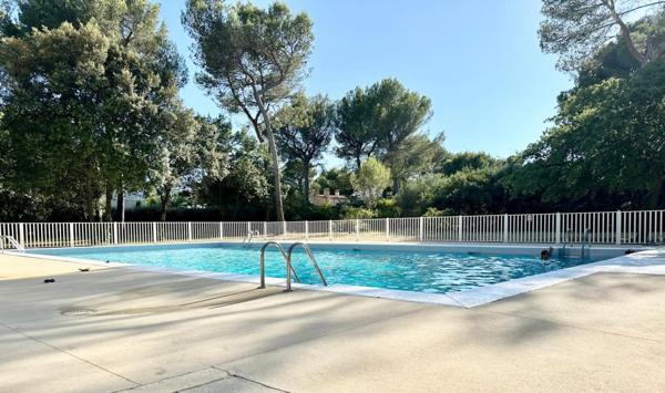 Bastide rénovée dans domaine privé avec piscine et tennis