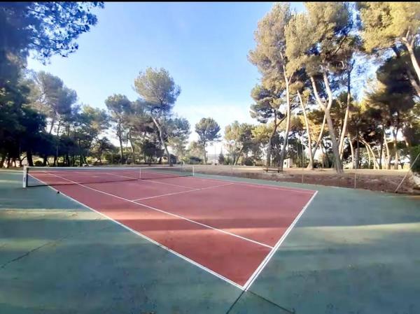 Bastide rénovée dans domaine privé avec piscine et tennis