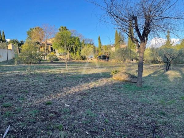 TERRAIN A BATIR DE 594M² A VIABILISER