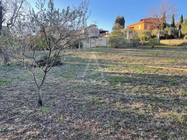 TERRAIN A BATIR DE 594M² A VIABILISER