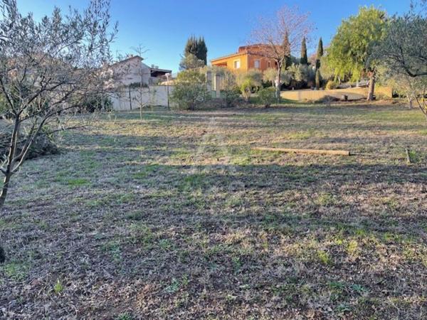 TERRAIN A BATIR DE 594M² A VIABILISER