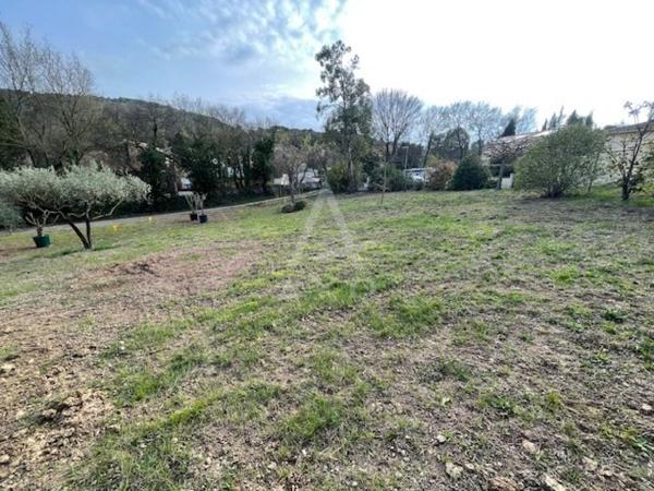 TERRAIN A BATIR DE 594M² A VIABILISER