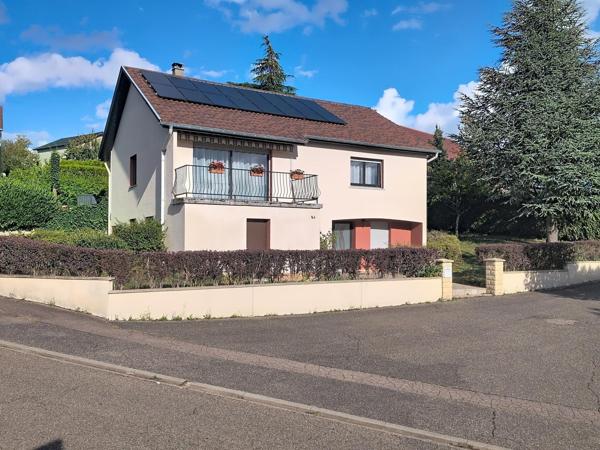 Une maison lumineuse et soigneusement entretenue, où les espaces de vie s'ouvrent naturellement sur les extérieurs.