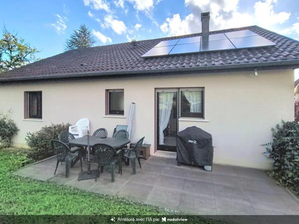 Une maison lumineuse et soigneusement entretenue, où les espaces de vie s'ouvrent naturellement sur les extérieurs.