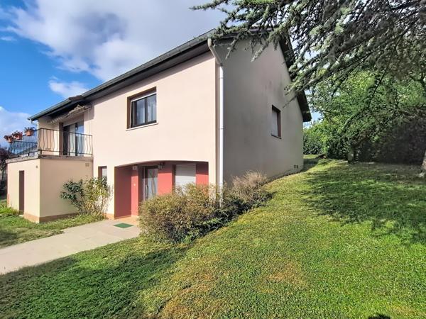 Une maison lumineuse et soigneusement entretenue, où les espaces de vie s'ouvrent naturellement sur les extérieurs.