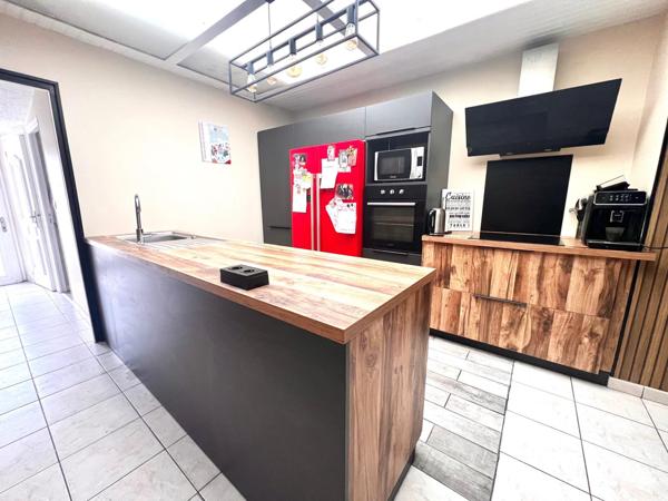 Maison mitoyenne 3 ch 1 bureau avec jardin et dépendance