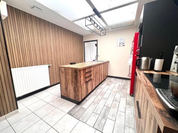 Maison mitoyenne 3 ch 1 bureau avec jardin et dépendance