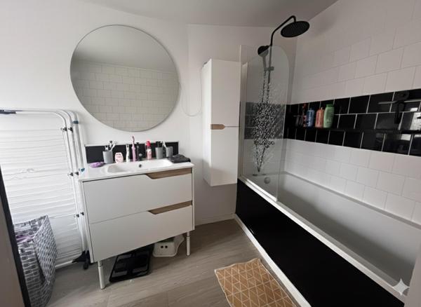 Maison mitoyenne 3 ch 1 bureau avec jardin et dépendance