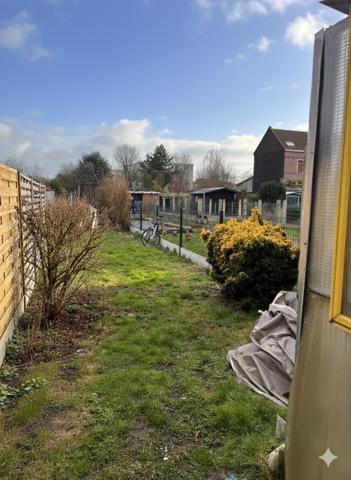 Maison mitoyenne 3 ch 1 bureau avec jardin et dépendance