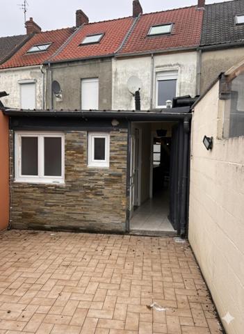 Maison mitoyenne 3 ch 1 bureau avec jardin et dépendance