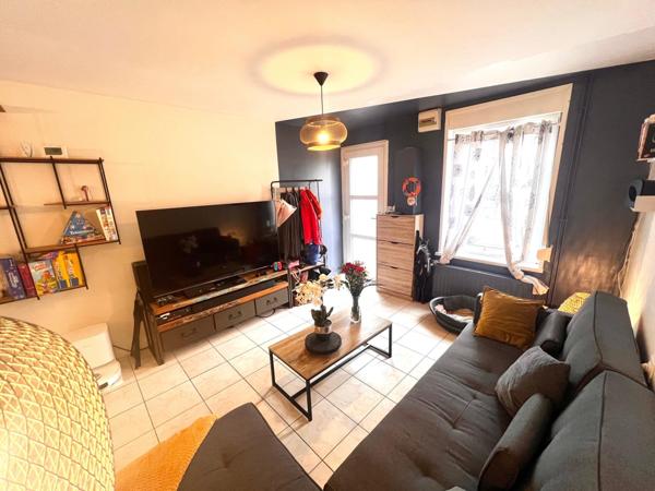 Maison mitoyenne 3 ch 1 bureau avec jardin et dépendance