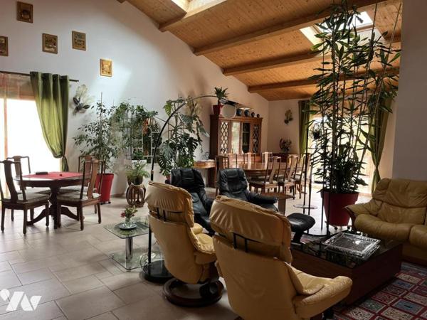 Spacieuse propriété composée d'une villa principale et de deux gîtes