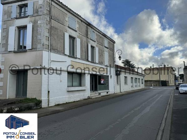 A VENDRE EN PLEIN CENTRE DE ECHIRE PROCHE NIORT IMMEUBLE COMPRENANT UN LOCAL COMMERCIAL AVEC VITRINE ET VISIBILITE ET DEUX LOGEMENTS