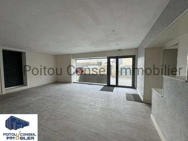 A VENDRE EN PLEIN CENTRE DE ECHIRE PROCHE NIORT IMMEUBLE COMPRENANT UN LOCAL COMMERCIAL AVEC VITRINE ET VISIBILITE ET DEUX LOGEMENTS