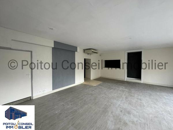 A VENDRE EN PLEIN CENTRE DE ECHIRE PROCHE NIORT IMMEUBLE COMPRENANT UN LOCAL COMMERCIAL AVEC VITRINE ET VISIBILITE ET DEUX LOGEMENTS