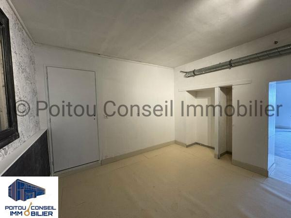 A VENDRE EN PLEIN CENTRE DE ECHIRE PROCHE NIORT IMMEUBLE COMPRENANT UN LOCAL COMMERCIAL AVEC VITRINE ET VISIBILITE ET DEUX LOGEMENTS