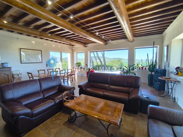 Propriete
                                                                                                                                                                                                                                                                                                                        8 pièce(s)                                                                                                                                                                                                          5 chambre(s)                                                                                                                                                                                                          190  m²