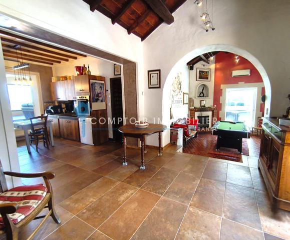 Propriete
                                                                                                                                                                                                                                                                                                                        8 pièce(s)                                                                                                                                                                                                          5 chambre(s)                                                                                                                                                                                                          190  m²
