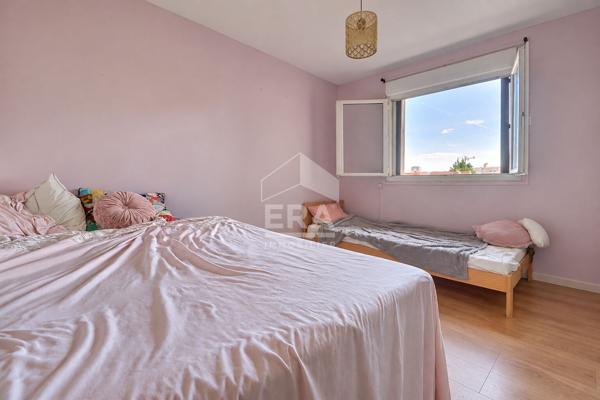À VENDRE 3 PIÈCES TRAVERSANT AVEC BALCON, VUE DÉGAGÉE ET CAVE