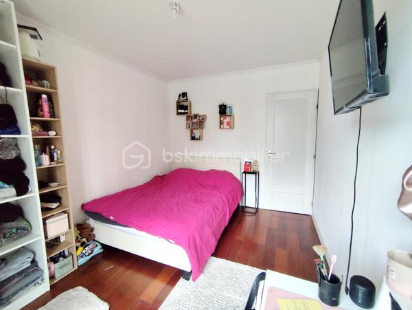 Venez découvrir cette superbe maison de 110 m² entièrement rénovée, offrant confort, modernité et prestations de qualité.

Elle se compose d’un grand séjour lumineux accompagné de sa climatisation réversible , ouvert sur une cuisine moderne entièrement équipée, créant un espace de vie convivial et chaleureux.
Côté nuit, vous trouverez 4 chambres, dont une magnifique suite parentale de 30 m², idéale pour un espace de détente privilégié.

À l’extérieur, le jardin entièrement aménagé a été pensé pour offrir un véritable havre de paix, avec sa piscine et son cabanon, parfaits pour profiter des beaux jours en toute sérénité.

Située dans un environnement calme, tout en restant proche de toutes les commodités, cette maison est idéale pour une famille à la recherche de confort et de tranquillité.