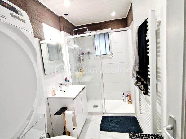 Venez découvrir cette superbe maison de 110 m² entièrement rénovée, offrant confort, modernité et prestations de qualité.

Elle se compose d’un grand séjour lumineux accompagné de sa climatisation réversible , ouvert sur une cuisine moderne entièrement équipée, créant un espace de vie convivial et chaleureux.
Côté nuit, vous trouverez 4 chambres, dont une magnifique suite parentale de 30 m², idéale pour un espace de détente privilégié.

À l’extérieur, le jardin entièrement aménagé a été pensé pour offrir un véritable havre de paix, avec sa piscine et son cabanon, parfaits pour profiter des beaux jours en toute sérénité.

Située dans un environnement calme, tout en restant proche de toutes les commodités, cette maison est idéale pour une famille à la recherche de confort et de tranquillité.