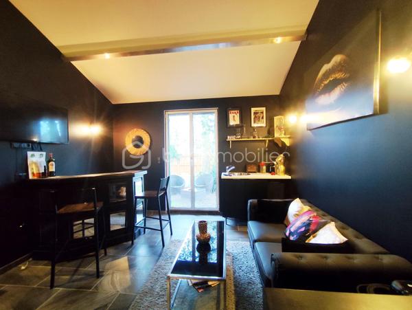 Venez découvrir cette superbe maison de 110 m² entièrement rénovée, offrant confort, modernité et prestations de qualité.

Elle se compose d’un grand séjour lumineux accompagné de sa climatisation réversible , ouvert sur une cuisine moderne entièrement équipée, créant un espace de vie convivial et chaleureux.
Côté nuit, vous trouverez 4 chambres, dont une magnifique suite parentale de 30 m², idéale pour un espace de détente privilégié.

À l’extérieur, le jardin entièrement aménagé a été pensé pour offrir un véritable havre de paix, avec sa piscine et son cabanon, parfaits pour profiter des beaux jours en toute sérénité.

Située dans un environnement calme, tout en restant proche de toutes les commodités, cette maison est idéale pour une famille à la recherche de confort et de tranquillité.