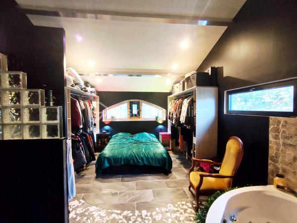 Venez découvrir cette superbe maison de 110 m² entièrement rénovée, offrant confort, modernité et prestations de qualité.

Elle se compose d’un grand séjour lumineux accompagné de sa climatisation réversible , ouvert sur une cuisine moderne entièrement équipée, créant un espace de vie convivial et chaleureux.
Côté nuit, vous trouverez 4 chambres, dont une magnifique suite parentale de 30 m², idéale pour un espace de détente privilégié.

À l’extérieur, le jardin entièrement aménagé a été pensé pour offrir un véritable havre de paix, avec sa piscine et son cabanon, parfaits pour profiter des beaux jours en toute sérénité.

Située dans un environnement calme, tout en restant proche de toutes les commodités, cette maison est idéale pour une famille à la recherche de confort et de tranquillité.