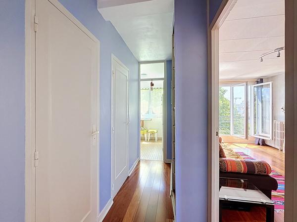 MONTREUIL, RUE ROCHEBRUNE, 10MIN DU METRO, AU CALME SUR JARDIN, DERNIER ETAGE, BEAU 2 PIECES TRAVERSANT AVEC UNE CAVE.