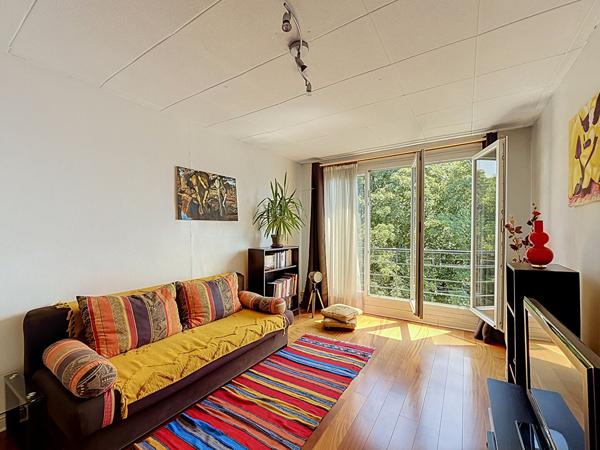 MONTREUIL, RUE ROCHEBRUNE, 10MIN DU METRO, AU CALME SUR JARDIN, DERNIER ETAGE, BEAU 2 PIECES TRAVERSANT AVEC UNE CAVE.