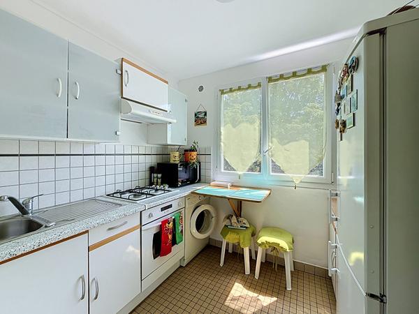 MONTREUIL, RUE ROCHEBRUNE, 10MIN DU METRO, AU CALME SUR JARDIN, DERNIER ETAGE, BEAU 2 PIECES TRAVERSANT AVEC UNE CAVE.