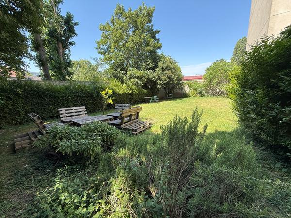 MONTREUIL, RUE ROCHEBRUNE, 10MIN DU METRO, AU CALME SUR JARDIN, DERNIER ETAGE, BEAU 2 PIECES TRAVERSANT AVEC UNE CAVE.