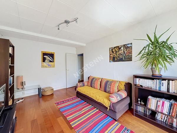 MONTREUIL, RUE ROCHEBRUNE, 10MIN DU METRO, AU CALME SUR JARDIN, DERNIER ETAGE, BEAU 2 PIECES TRAVERSANT AVEC UNE CAVE.