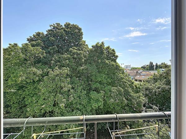 MONTREUIL, RUE ROCHEBRUNE, 10MIN DU METRO, AU CALME SUR JARDIN, DERNIER ETAGE, BEAU 2 PIECES TRAVERSANT AVEC UNE CAVE.
